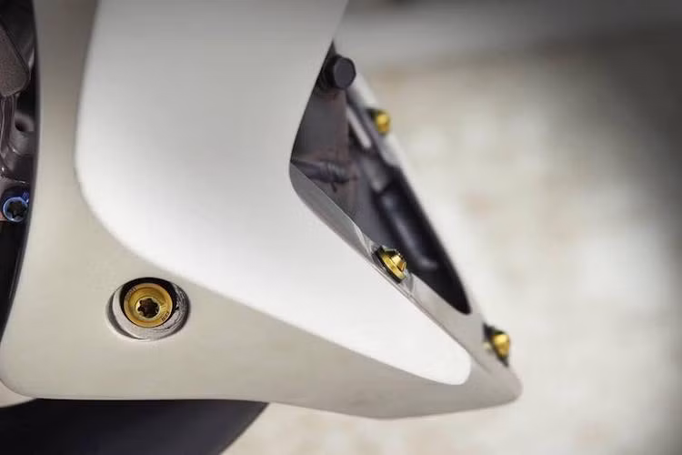 Cuối cùng, gần như tất cả các con ốc trên xe cũng đã được chủ nhân "mạnh dạn" đầu tư bằng bốc titan Proti, với giá hàng trăm ngàn/con, khiến tổng giá trị của chiếc xe máy côn tay Z125 còn được nâng cao hơn nữa.