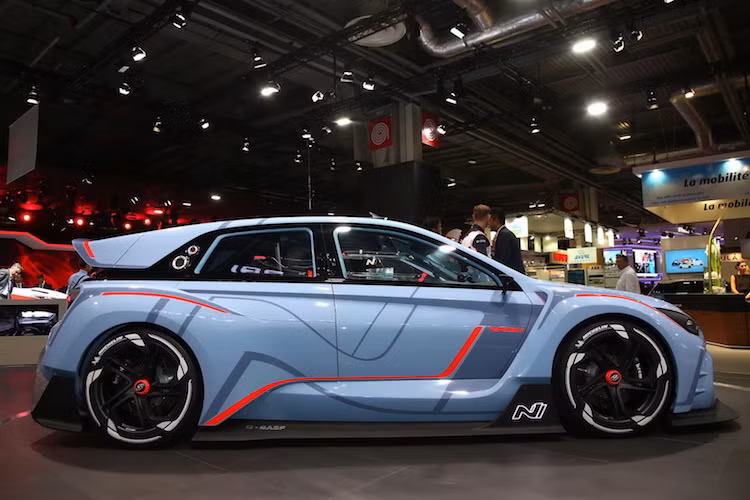 Thay vì truyền động xuống cầu trước như phiên bản i30 dân dụng, RN30 sở hữu hệ thống dẫn động 4 bánh đi kèm với hộp số ly hợp kép có khả năng chuyển số siêu nhanh, đem tới cho chiếc xe khả tăng tốc ngang với nhiều siêu xe.