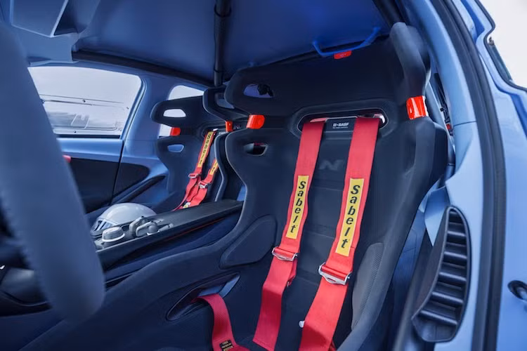 Với mục tiêu biến mọi tay lái thành một tay đua rally thực sự, RN30 đi kèm với hàng loạt các hệ thống hỗ trợ người lái khác nhau. Một số ví dụ bao gồm hệ thống tự động "vê ga" khi chuyển số để phù hợp với dải mô-men xoắn, khóa vi sai điện tử giúp vào cua chuẩn xác và chống trượt bánh...