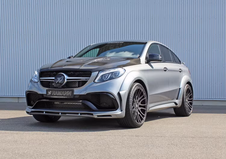 Ở dạng nguyên bản, chiếc Mercedes-AMG GLE 63 Coupe vốn đã có ngoại hình rất thể thao và phong cách. Tuy nhiên sau khi "qua tay" Hamann, chiếc xe còn trở nên "ngầu" và dữ dằn hơn nữa bởi những thay đổi ngoại hình của hãng này.