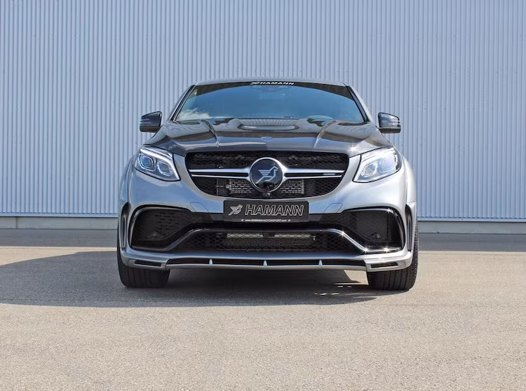 Dựa trên cản trước nguyên bản của GLE 63 Coupe, Hamann đã ốp thêm cho chiếc xe những cánh khuếch tán không khí ở hai bên và dưới cản. Trong khi đó trên nắp ca-pô, hãng độ này đã thay cho chiếc xe nắp hoàn toàn mới với các đường gân mạnh mẽ và được làm từ sợi carbon nhẹ hơn.