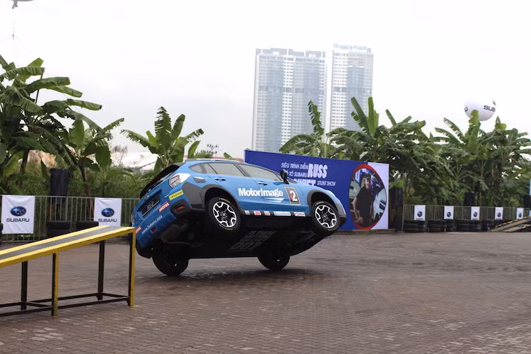 Quay lại với nhu cầu của số đông khách hàng, Russ Swift, nhà lái xe chuẩn xác thế giới sẽ quay lại thành phố Hồ Chí Minh cùng với những màn siêu biểu diễn lái xe vô cùng mạo hiểm và hấp dẫn. Chương trình siêu trình diễn ôtô mạo hiểm Subaru Russ Swift sẽ diễn ra 4 suất trong ngày (10h30, 12h30, 14h30 và 16h30) từ 27- 30/10/2016.