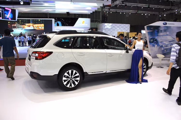 Ngay ở phía sau chiếc Outback bị cắt đôi 1/2 thân xe, Subaru cũng đã trưng bày chiếc Outback "lành lặn" để khách hàng có thể khám phá. Dựa trên cơ sở dòng sedan Legacy, Outback lại mang dáng wagon và hơi "lai" với crossover. Với thiết kế này, Outback có được khoang hành lý rộng rãi như một chiếc wagon trong khi sở hữu khoảng sáng gầm cao và khả năng địa hình như crossover.