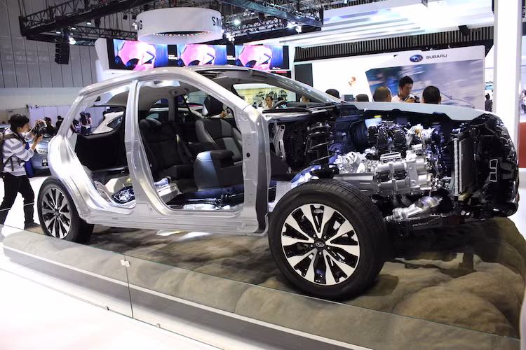 Tinh thần "Nhiệt huyết" của Subaru thể hiện qua loạt sản phẩm tiện dụng, hướng tới các khách hàng năng động tại Việt Nam với động cơ Boxer cùng hệ dẫn động 4 bánh S-AWD - những "đặc trưng" của hãng. Ở vị trí trung tâm của gian hàng Subaru là một mẫu xe rất đặc biệt - chiếc Legacy Outback được "cưa đôi", phô diễn toàn bộ hệ động lực cũng như bộ máy, công nghệ và thiết kế của xe Subaru.