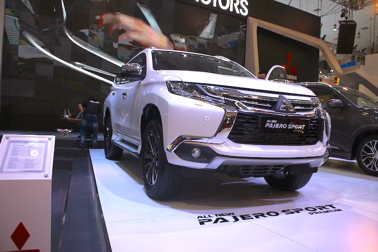 Đặc biệt hơn, Mitsubishi đã lần đầu ra mắt mẫu SUV hạng trung thế hệ mới Pajero Sport Premium với khách hàng Việt tại VMS 2016. Pajero Sport Premium đã được thay đổi ngoạn mục từ thiết kế đến công nghệ và trang bị tiện nghi nhằm xác lập những chuẩn mực mới trong phân khúc.