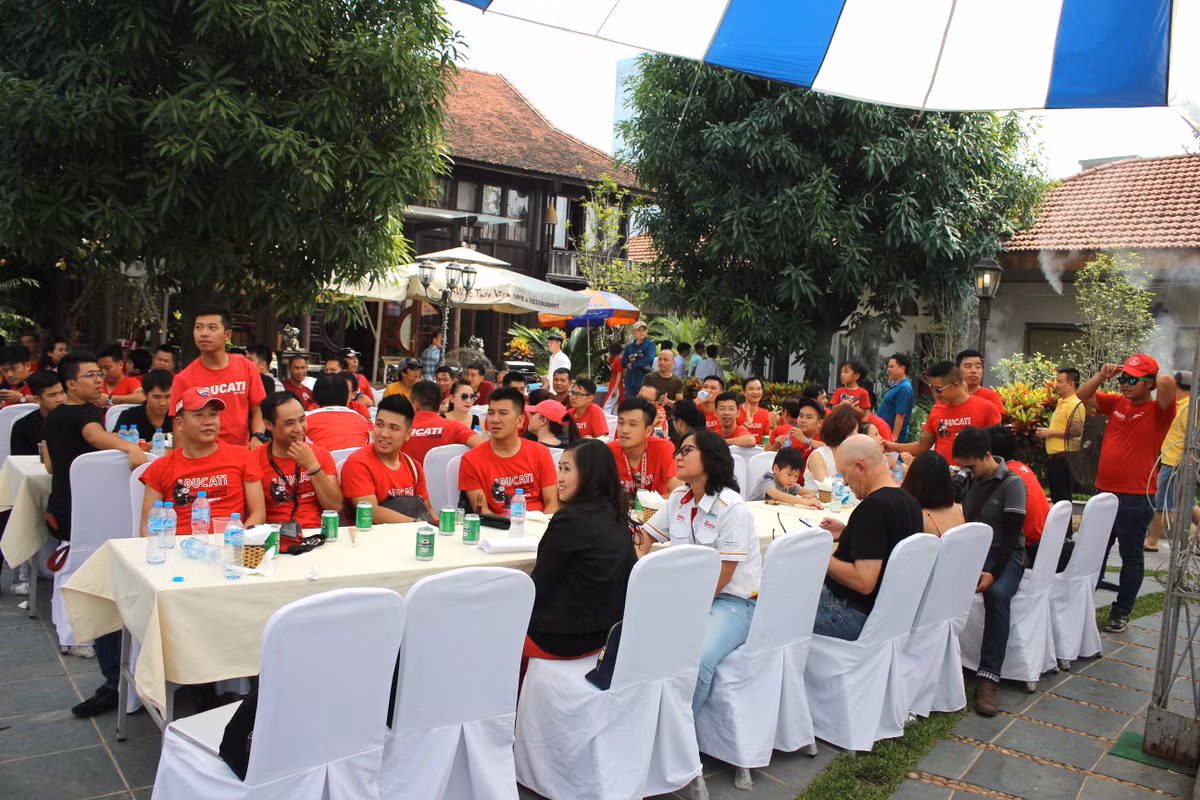 Cùng với nhau bên bàn tiệc, hàng chục người chơi xe đã có dịp được nhìn lại những hoạt động của CLB D.O.C miền Bắc trong suốt một năm qua, nêu tên các cá nhân đã có đóng góp nổi bật và cùng chúc mừng sinh nhật 1 tuổi của CLB.
