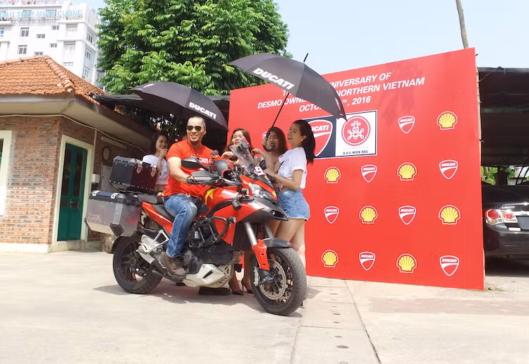 Ngay khi vào địa điểm tổ chức tiệc sinh nhật, những người chơi Ducati đã được đón tiếp và chụp hình lưu niệm cùng những người mẫu "nóng bỏng", theo phong cách ở những đường pit tại giải MotoGP.