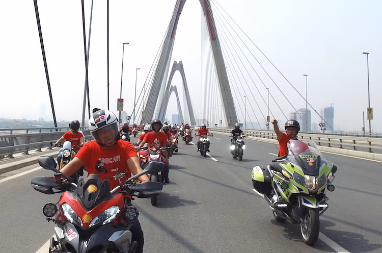 Sự trật tự của đoàn diễu hành còn có được nhờ vào một số thành viên đã liên tục chỉ huy, dẫn đoàn và chỉnh hàng ngũ, khiến cho đoàn xe đã đi tới địa điểm tổ chức tiệc sinh nhật mà không xảy ra trục trặc nào.