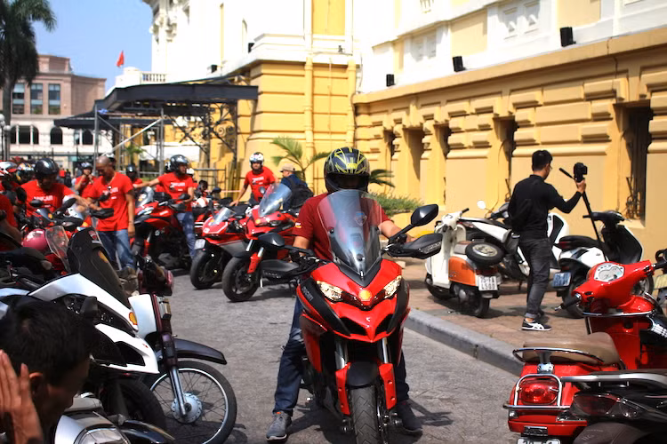 Quan trọng hơn, D.O.C miền Bắc cũng là nơi học hỏi và chia sẻ ý thức An toàn giao thông với các thành viên trong và ngoài đội nhằm tạo nên một sân chơi lành mạnh có tính cộng đồng cao. Trong 1 năm qua, các thành viên của CLB đã liên tục có những chuyến đi, hoạt động an toàn giao thông và thiện nguyện đầy ý nghĩa.