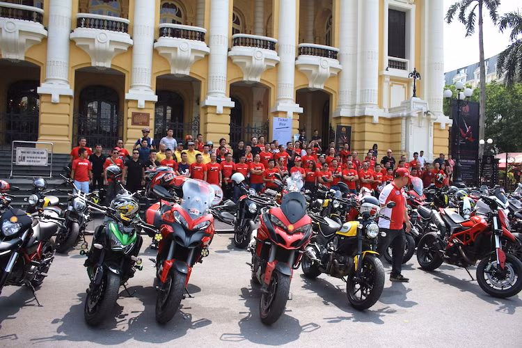 Trước khi xuất phát, toàn bộ các thành viên đã có màn "xếp lốp" chụp ảnh lưu niệm ngay trước Nhà Hát Lớn Hà Nội, thu hút sự chú ý của những người đi đường trong tiết trời nắng thu rất đẹp tại Thủ đô.