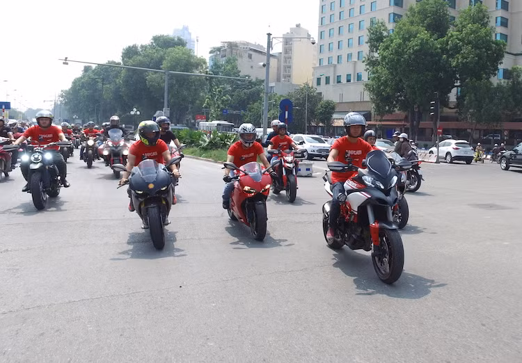 Sau khi đã chụp hình lưu niệm, đoàn xe Ducati cùng nhiều mẫu PKL khác đã cùng nhau len lỏi qua các con phố hẹp trong nội đô Hà Nội để diễu hành và tiến về địa điểm tổ chức tiệc tại Đông Anh.