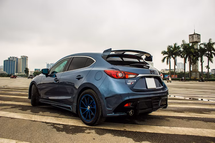 Chủ đề thể thao tiếp tục được "in đậm" ở phần đuôi xe, với cánh đuôi lớn nằm trên kính sau. Hệ thống xả của Mazda 3 đã được trang trí bằng chụp ống xả của Akrapovic. Ngoài ra, ở bên dưới gầm của chiếc xe còn được chủ nhân trang bị đèn gầm, giúp Mazda 3 nổi bật hơn trong đêm.