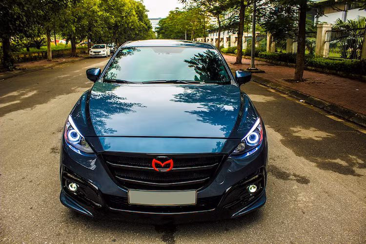 Ngay từ bên ngoài, chiếc Mazda 3 Hatchback này đã tạo được ấn tượng thể thao hơn hẳn do được chủ nhân trang bị full gói bodykit theo phong cách của hãng Knight Sport tới từ Nhật Bản. Bên cạnh đó, dàn đèn pha của xe cũng đã được độ lại tại Sài Gòn với những vòng sáng LED tương tự như mẫu xe "cơ bắp" Mỹ Ford Mustang.