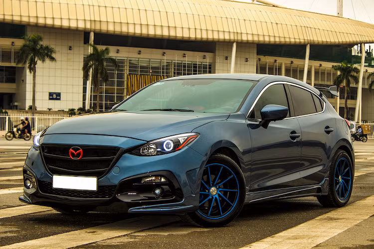 Được biết chủ nhân của chiếc Mazda 3 Hatchback độ cực "khủng" tại Hà Nội này là một người đam mê âm thanh lâu năm. Chính vì vậy, khi sở hữu chiếc xe, anh đã ngay lập tức "ấp ủ" ý định biến nó thành một rạp hát di động, đồng thời "tiện thể" nâng cấp từ trong ra ngoài.