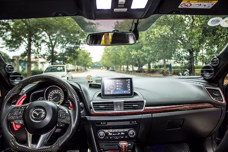 Không chỉ có ngoại thất thể thao, nội thất của xe cũng đã được chủ nhân nâng cấp lại với một số "đồ chơi" như vành vô-lăng của hãng Kenstyle từ Nhật, ốp lẫy chuyển số nhôm CNC của Savanni, các chi tiết nội thất ốp dán sợi carbon thật...