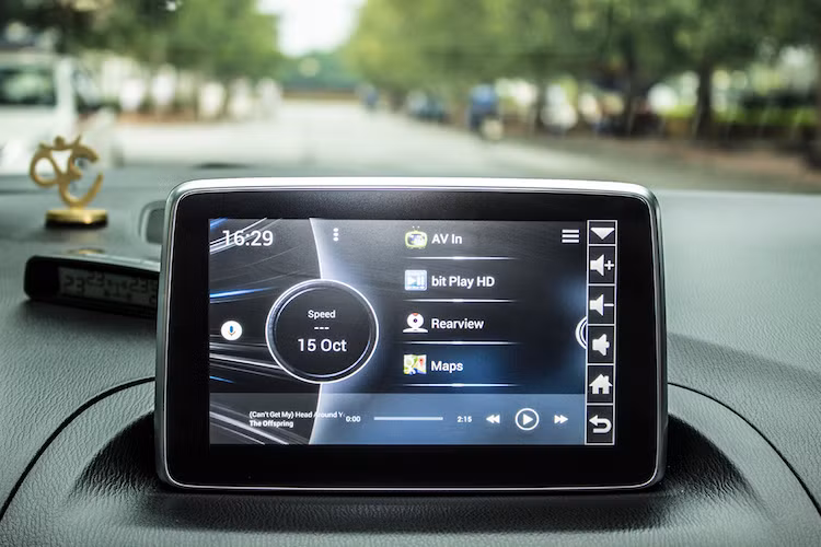 Hệ thống thông tin giải trí Mazda Connect nguyên bản của Mazda 3 cũng đã được "độ" thêm giao diện Android, cung cấp đầy đủ các tính năng như một chiếc máy tính bảng chạy hệ điều hành này. Bên cạnh đó, hàng loạt các trang bị tưởng chừng chỉ xuất hiện trên các dòng xe cao cấp cũng đã được độ thêm cho Mazda 3: camera hành trình, camera trên gương hậu, gạt mưa tự động, cảm biến áp suất lốp...