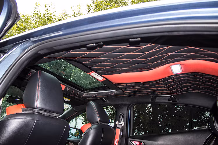 Toàn bộ các ghế ngồi của chiếc xe cũng đã được bọc lại trong da cao cấp. Ngay cả trần xe cũng đã được bọc trong da cùng lớp vật liệu cách âm chần chỉ vân con thoi, không chỉ đem tới cho nội thất của Mazda 3 vẻ đẹp như xe siêu sang mà còn góp phần tạo ra một không gian tĩnh lặng hơn, phục vụ cho hệ thống audio.