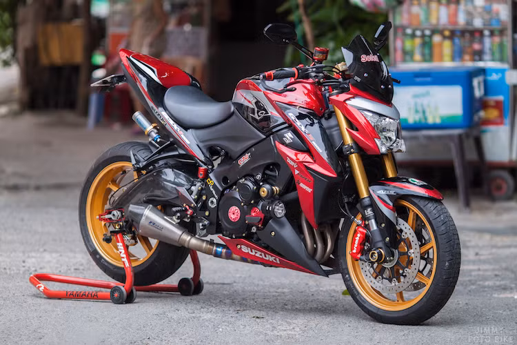 Nằm cùng phân khúc với Honda CB1000R và Kawasaki Z1000 nhưng tại Việt Nam nhưng tại Việt Nam, mẫu siêu naked-bike Suzuki GSX-S1000 chưa bao giờ có được độ phổ biến như 2 đối thủ đồng hương. Mặc dù vậy, thời gian gần đây mẫu xe này bắt đầu được các biker Việt chú ý hơn, với nhiều bản độ khác nhau.