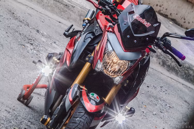 Để chiếc GSX-S1000 của mình trở nên đẳng cấp và đẹp mắt hơn, một người chơi xe tại miền Nam đã đầu tư một số tiền lớn vào để trang bị cho chiếc xe những phụ tùng "hàng hiệu", khiến mẫu naked bike nhà Suzuki trở nên hấp dẫn không thua kém các đối thủ.