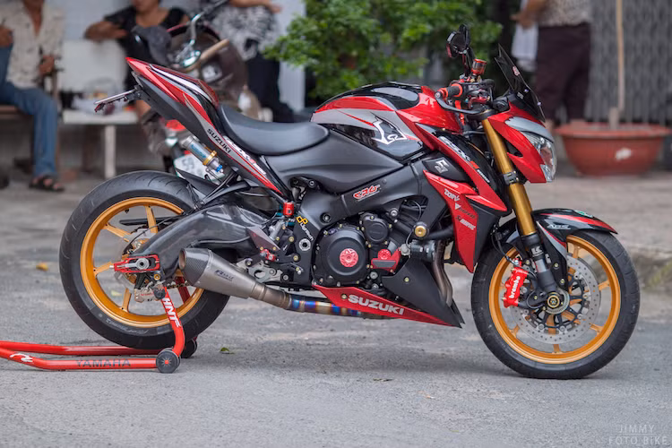 Vốn đã có màu sơn đỏ-đen hiếm gặp, chiếc GSX-S1000 độ càng trở nên hấp dẫn và bắt mắt với loạt đồ chơi "khủng" được chủ xe trang bị.