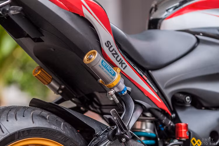Trong khi phuộc trước của xe được giữ nguyên bản thì ở phía sau, chủ nhân chiếc môtô phân khối lớn GSX-S1000 này đã nâng cấp phuộc lên loại Nitron với bình dầu rời với hiệu năng cao hơn.