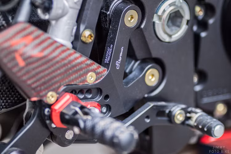 Tư thế ngồi của chiếc xe cũng đã được thay đổi đáng kể, không chỉ nhờ ghi-đông mới mà còn bởi dàn để chân bằng nhôm CNC của Lightech.