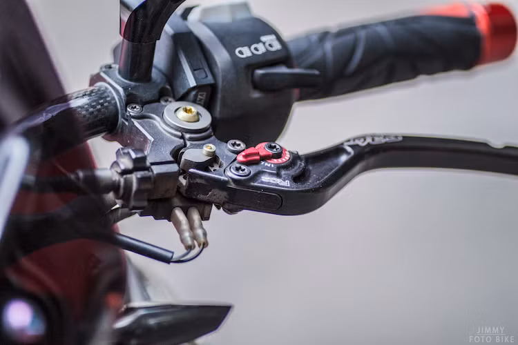 Bản thân tay lái của xe cũng có hàng loạt các món "đồ hiệu" nằm trên, chẳng hạn như cặp gù CNC Racing hay tay côn CRG RC2 có khả năng điều chỉnh cực linh hoạt.