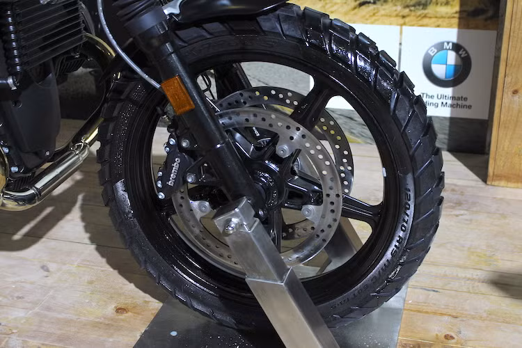 Các bánh của chiếc xe cũng có sự thay đổi khi chuyển từ mâm đúc sang mâm sao 5 cánh đơn. Mâm trước của xe có đường kính 19 inch và đi kèm lốp 120/70. Dù cũng được trang bị hệ thống phanh Brembo, nhưng heo phanh của Scrambler không phải là loại monoblock như R nine T Roadster.