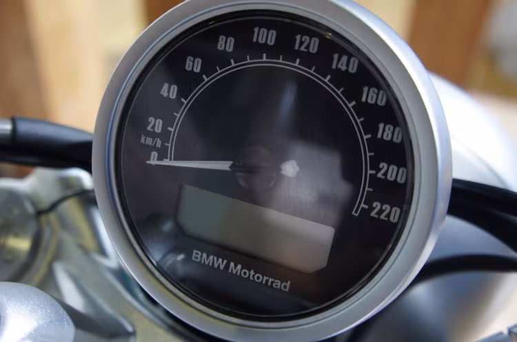 Bảng đồng hồ kép đa năng trên R nine T Roadster đã tiếp tục được tối giản, chỉ còn lại một đồng hồ báo tốc độ lớn nằm ở vị trí trung tâm và được tích hợp một màn hình đa thông tin nhỏ.