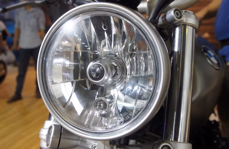 So với phiên bản R nine T Roadster bình thường, R nine T đã được BMW chỉnh sửa lại một số chi tiết nhằm đem tới "chất" scrambler đậm nét hơn và đồng thời giảm giá thành. Đầu tiên, cặp phuộc USD Ohlins cao cấp trên phiên bản Roadster đã bị loại bỏ và thay vào đó là phuộc ống lồng với chi phí sản xuất nhỏ hơn.