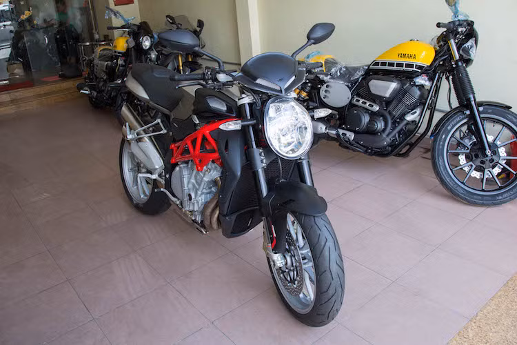  MV Agusta Brutale 1090 là mẫu naked-bike cỡ lớn, hướng tới các đối thủ như Ducati Monster 1200, BMW S1000R, Honda CB1000R hay Kawasaki Z1000. Tại Việt Nam, những chiếc MV Agusta thường xuất hiện dưới phiên bản 800, trong khi bản 1090 lại là "hàng độc".