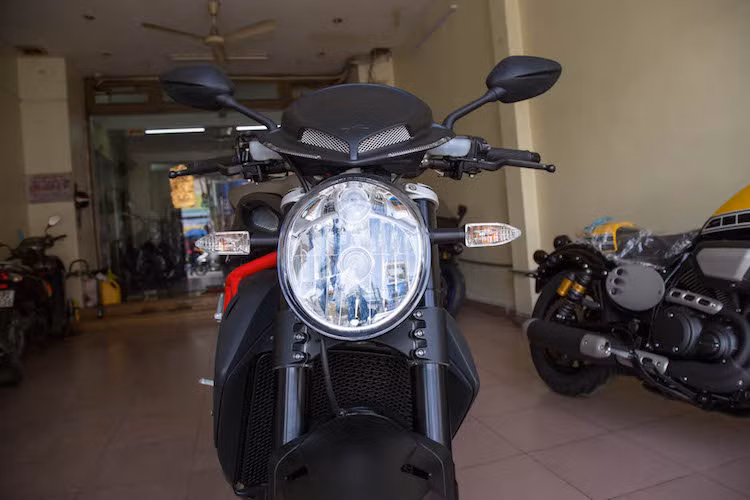 Ra đời lần đầu từ năm 2001 với phiên bản Brutale 750, cho tới hiện tại Brutale 1090 vẫn sở hữu kiểu dáng mạnh mẽ và rất hấp dẫn của dòng xe. Chiếm trọn phần đầu xe là đèn pha hình bầu dục kéo dài lên phía trên, với phần ốp bảng đồng hồ vuốt về phía trước và tạo hình thành những khe lấy gió đầy thể thao.