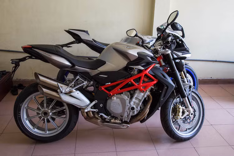 So với chiếc Brutale 750 ra đời cách đây 15 năm, "phom" cơ bản của dòng xe vẫn được giữ nguyên với các đường nét mạnh mẽ, cá tính. Điểm khác biệt lớn nhất đó là các chi tiết ốp hai bên thân. Brutale 1090 sử dụng khung thép ống dạng trellis, được sơn màu đỏ nổi bật.