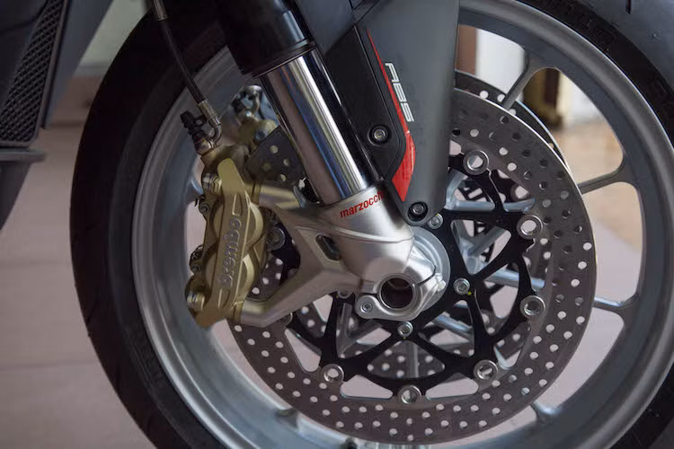 Dù là phiên bản thấp nhất của dòng môtô Brutale nhưng 1090 vẫn được trang bị khá nhiều phụ tùng "hàng hiệu" như hệ thống phanh đĩa kép phía trước của Brembo, phuộc USD Marzocchi và lốp Pirelli Diablo Rosso II có độ bám cao. Lốp trước có kích thước 120/70/17.