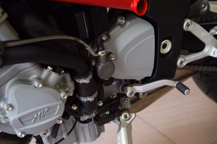 Với hộp số 6 cấp và công suất tối đa 158 mã lực, khối động cơ này giúp Brutale 1090 có thể đạt tốc độ tối đa lên tới 265 km/h. Ở xung quanh động cơ, nhiều chi tiết đã được dập nổi logo MV Agusta, cho thấy sự tự hào thương hiệu của hãng xe Ý này.