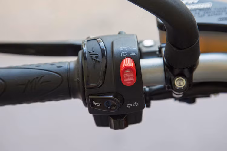 Tương tự như bảng đồng hồ, các cùm công tắc trên xe cũng chỉ có những nút bấm tối thiểu điều khiển các đèn báo, còi và bật tắt máy. Do phiên bản 1090 này không được tích hợp nhiều hệ thống hỗ trợ khác nhau như các bản cao cấp hơn nên MV Agusta chỉ bố trí 2 nút bấm trên bảng đồng hồ của xe.