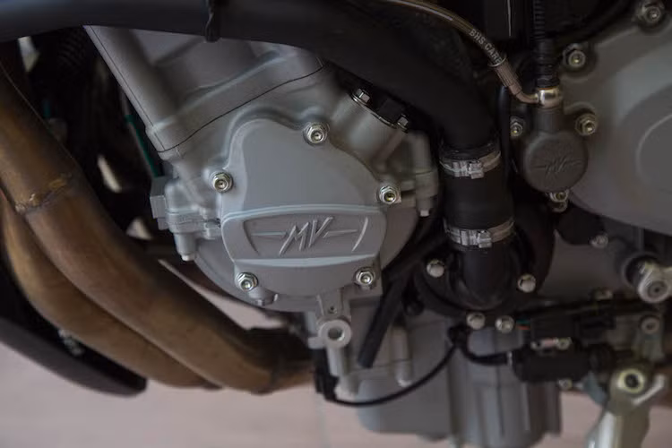 Cung cấp sức mạnh cho chiếc xe là khối động cơ 4 xi-lanh thẳng hàng nạp khí tự nhiên có dung tích thực 1078 cc, với piston có đường kính 79 mm cùng hành trình 55 mm. Về cơ bản, khối động cơ này có "gốc" chung với dòng superbike nổi tiếng MV Agusta F4 nhưng được hiệu chỉnh lại.