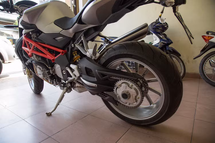 Một điểm đặc biệt khác của MV Agusta đó là hãng sử dụng gắp đơn phía sau cho toàn bộ các dòng xe hiện tại của mình, khiến cho chúng sở hữu kiểu dáng còn hấp dẫn hơn nữa.