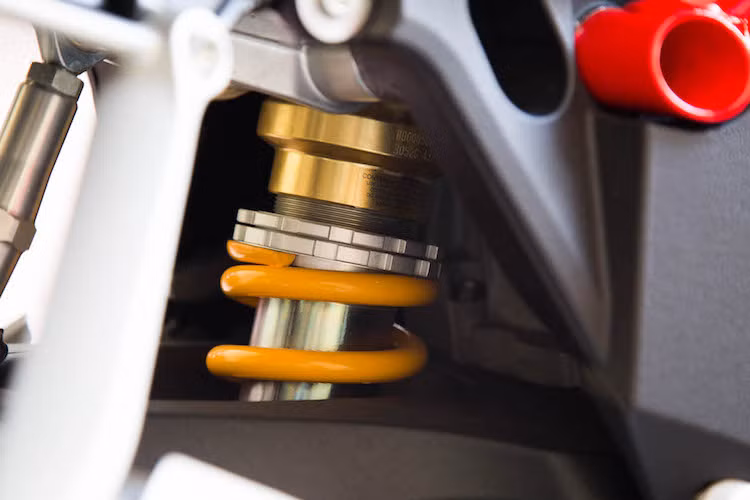 Trong khi phuộc trước của xe của Marzocchi - Ý thì ở phía sau, Brutale 1090 được trang bị phuộc monoshock Sachs của Đức, có thể điều chỉnh độ cao với tính năng Lower Link. Tuy nhiên với yên cao tới 825 mm và trọng lượng 183 kg, chiếc xe vẫn tỏ ra hơi "quá khổ" một chút so với khổ người châu Á.