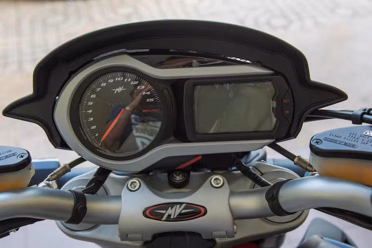 Bảng đồng hồ của chiếc xe cũng có thiết kế khá đơn điệu so với các đối thủ, gợi nhớ về phong cách thiết kế trong thập niên đầu của Thế kỷ 21. Bên trái là đồng hồ báo tua cơ, trong khi toàn bộ các thông số còn lại của xe hiển thị ở màn hình LCD đơn sắc nằm bên phải.