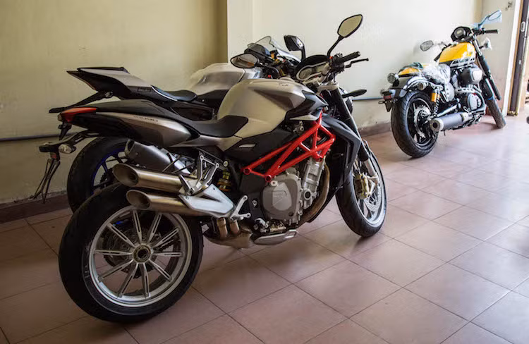 Ở phía sau, MV Agusta Brutale 1090 có kiểu dáng đầy kích thích với phần đuôi đặt cao, vuốt nhọn khá giống chiếc MV Agusta F4.