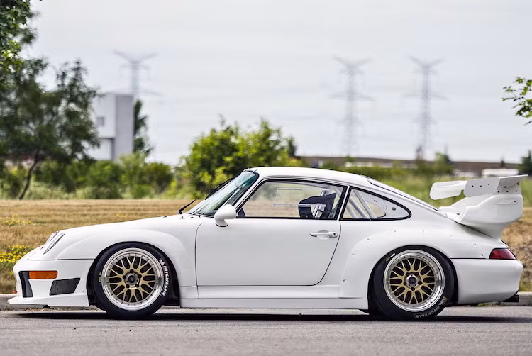 Tuy nhiên theo thể lệ của các giải đua, hãng sản xuất phải tạo ra một số lượng xe nhất định để bán cho khách hàng, dẫn tới việc đã có 57 chiếc 911 GT2 phiên bản "đường phố" từng được Porsche chế tạo. Trong số 57 chiếc xe này, chỉ có 11 chiếc thuộc phiên bản Evo đỉnh cao được sản xuất vào duy nhất năm 1995.