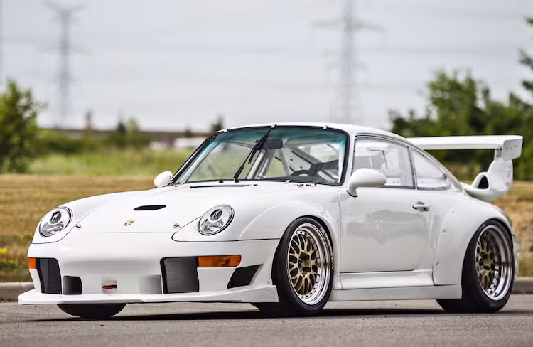 Với số lượng sản xuất cực kỳ giới hạn, hiện nay những chiếc 911 GT2 đều có giá rất cao, đạt mức tối thiểu lên tới 500.000 USD. Tuy nhiên, phiên bản GT2 Evo còn đắt hơn nữa do có số lượng chỉ 11 chiếc. Sắp tới, nhà đấu giá Mecum tại Mỹ đang chuẩn bị cho "lên sàn" chiếc GT2 Evo mới chỉ chạy được 7000 km này, với giá ước tính cao nhất lên tới 1,75 triệu USD (tương đương 39 tỷ).