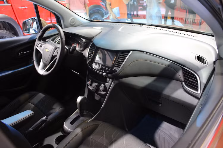 Trái với phiên bản cũ, nội thất của Trax mới đã trông cao cấp hơn nhiều với bảng táp-lô được thiết kế lại hoàn toàn, sử dụng chất liệu nhựa cao cấp hơn. Tuy nhiên đổi lại, chiếc xe không còn hộc đồ trên bảng táp-lô như phiên bản cũ. Bên trong cabin, chiếc xe còn có hệ thống thông tin giải trí MyLink với màn hình cảm ứng 7 inch có hỗ trợ kết nối smartphone cùng bảng đồng hồ được thiết kế lại với màn hình hiển thị đa thông tin.