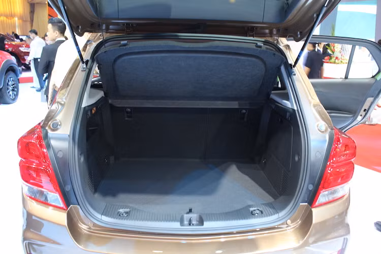 Ở phía sau, chiếc xe có khoang hành lý với thể tích tương đối lớn. Nếu gập hàng ghế sau lại, thể tích khoang hành lý còn có thể nâng cao tới 1370 lít. Đặc biệt, nếu gập hàng ghế trước lại, Trax 2017 có thể chở được các hành lý dài tối đa khoảng 2,3 mét.