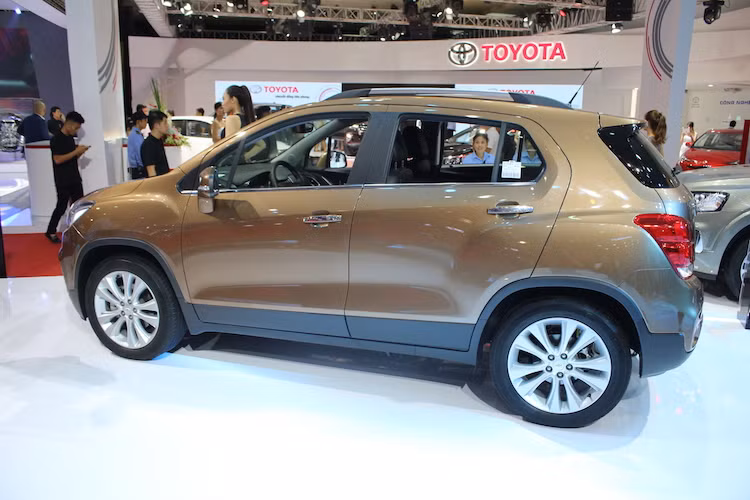 Ở hai bên thân xe, Trax 2017 vẫn giữ nguyên những đường nét bầu bĩnh và khỏe khoắn của phiên bản cũ. Điểm khác biệt lớn nhất của chiếc xe là bộ mâm đúc 5 cánh kép 18 inch mới, khiến cho chiếc xe trở nên hấp dẫn và thanh lịch hơn so với mâm 5 cánh đơn thể thao của chiếc Trax năm ngoái. Các kích thước D x R x C của xe lần lượt là 4280, 1775 và 1674 mm.