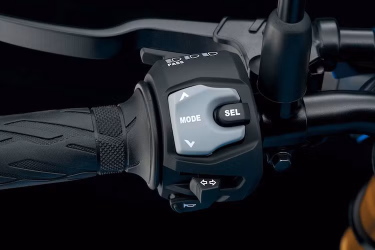 Tuy nhiên, một đặc điểm đáng giá mà GSX-S750 thừa hưởng từ "đàn anh" đó là hệ thống điều khiển lực kéo Suzuki Advanced Traction Control với 4 chế độ có thể chuyển qua lại ngay cả khi xe đang chạy là đường đẹp, đường trơn, thành thị và đường đua.