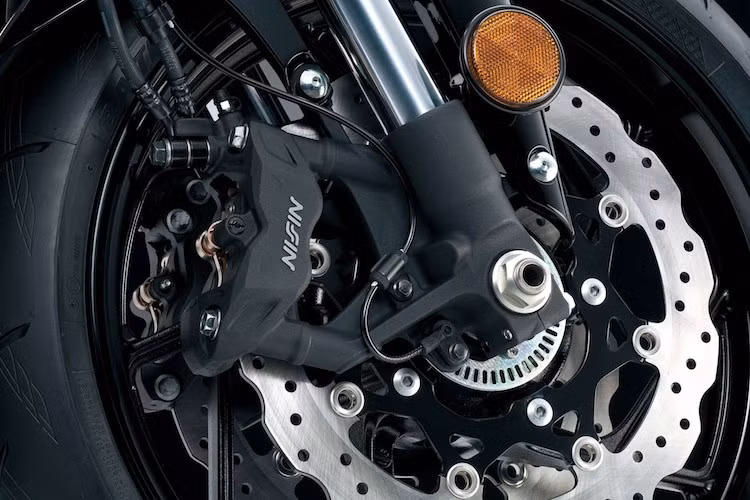 Chiếc xe sử dụng mâm 5 cánh xoắn xương cá với thiết kế khá giống chiếc Raider phân khối nhỏ. Ở phía trước, hệ thống phanh xe có các đĩa hoa 310 mm và heo Nissin monobloc cùng phuộc USD KYB có thể điều chỉnh được. Xe sẽ có 2 phiên bản là bản thường và bản có ABS GSX-S750Z.