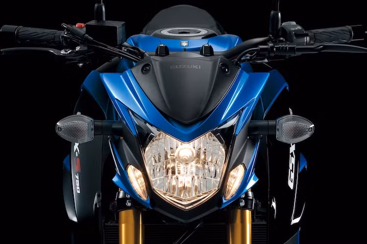 Mối liên hệ lớn nhất giữa GSX-S750 và GSX-S1000 nằm ở cụm đèn pha và đèn phía trước với thiết kế như miệng một con quỷ đang há. Tuy nhiên thay vì liền mạch như GSX-S1000, 2 đèn demi của GSX-S750 đã được tách rời.