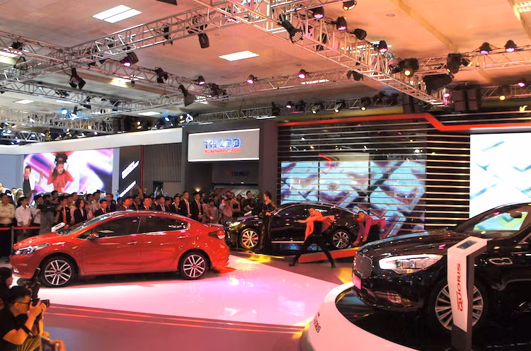 Ngoại trừ chiếc MPV cỡ lớn Sedona 7 chỗ, toàn bộ các dòng xe được Kia đem tới triển lãm ôtô Việt Nam năm nay đều là những chiếc sedan 4 cửa, 5 chỗ khá "hút khách" của hãng. Tại thị trường Việt Nam, Kia đang là thương hiệu xe du lịch có doanh số bán đứng thứ 2 trong bảng xếp hạng của VAMA. Từ đầu năm tới nay hãng đã bán được hơn 22.000 xe, trong đó riêng tháng 9 vừa qua đã đạt hơn 3000 xe - tăng 46% so với tháng 9/2015.